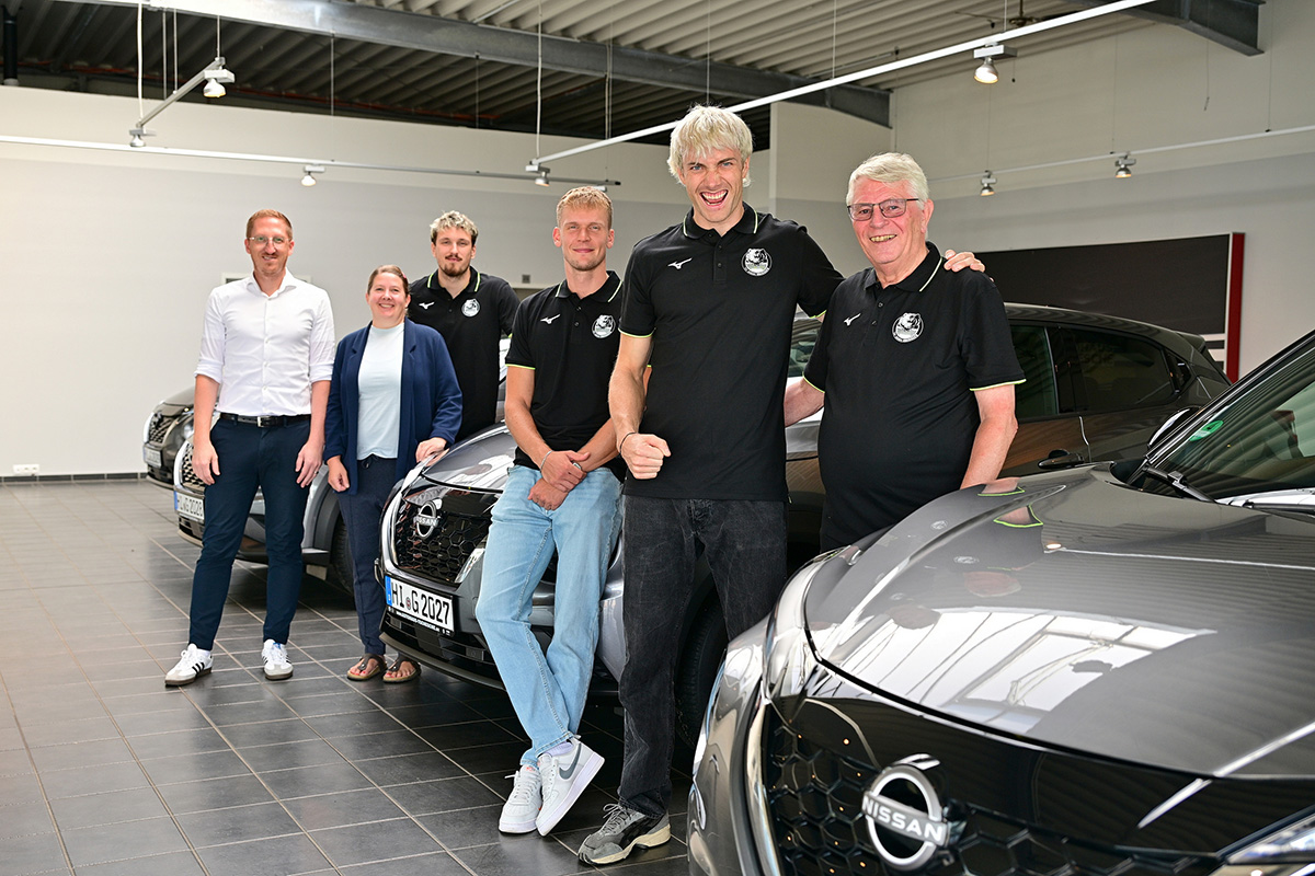 Startklar für die neue Saison: Die GRIZZLYS freuen sich über ihre neuen Nissan Jukes, die ihnen das Autohaus Tschesche für die kommende Spielzeit zur Verfügung stellt (von links): Dennis Tschesche, Vanessa Persson, Ilja Ivanov, Jan Röling, Cody Kessel und Konrad Nave.