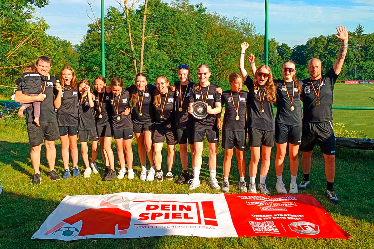 Mit dem Meisterteller in den Händen bejubelten die Fußball D-Juniorinnen der JSG im Innerstetal auf dem Elber Berg in Groß Elbe ihren Gewinn in der Nordharzmeisterschaft zurecht.