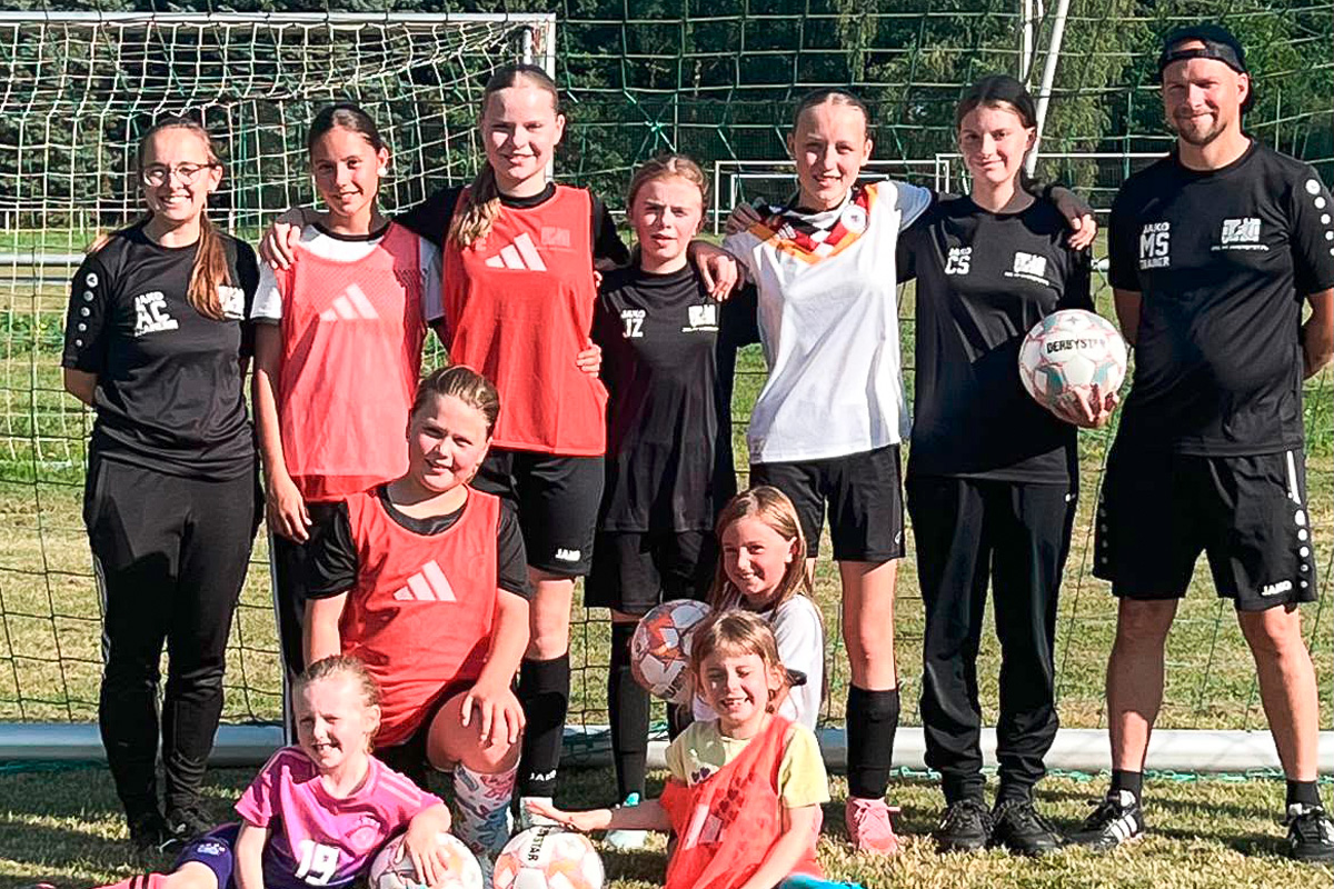 Elf Mädchen von 5 bis 13 Jahre mit Trainer- / Betreuerteam.
