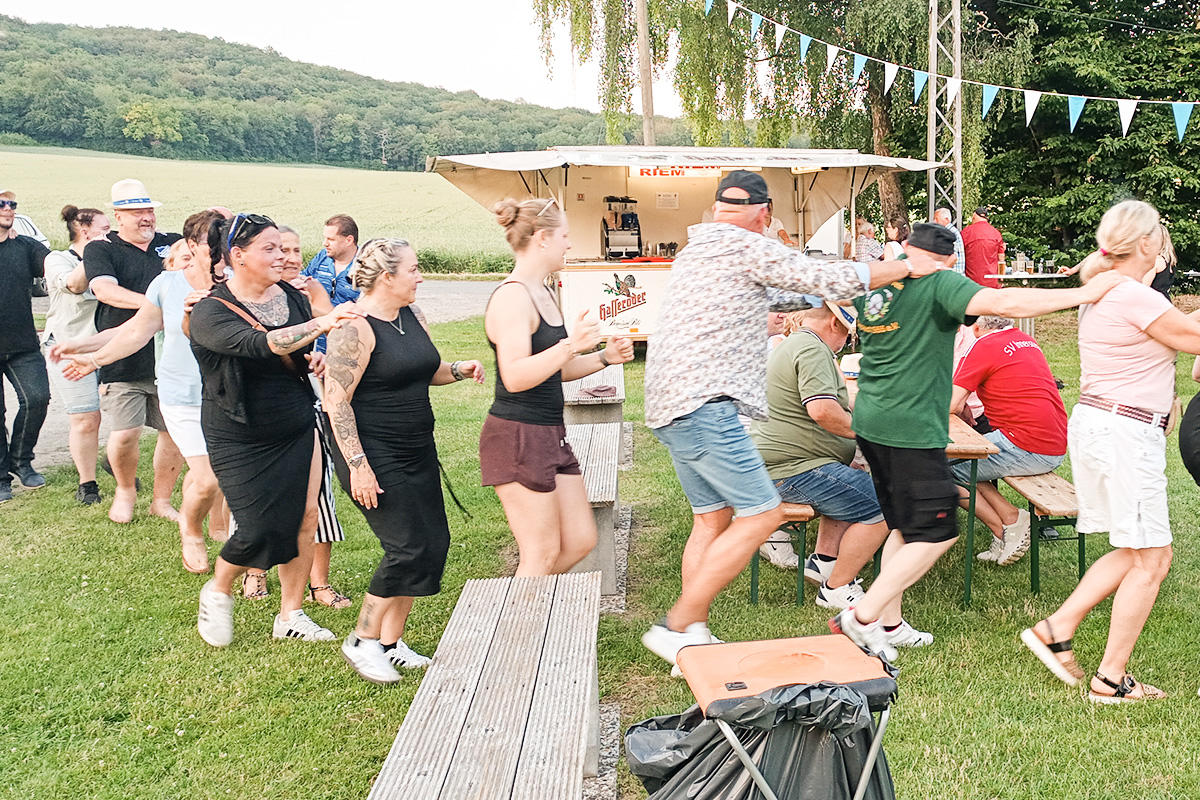 Party-Polonaise der Besucher durch die Zelte.