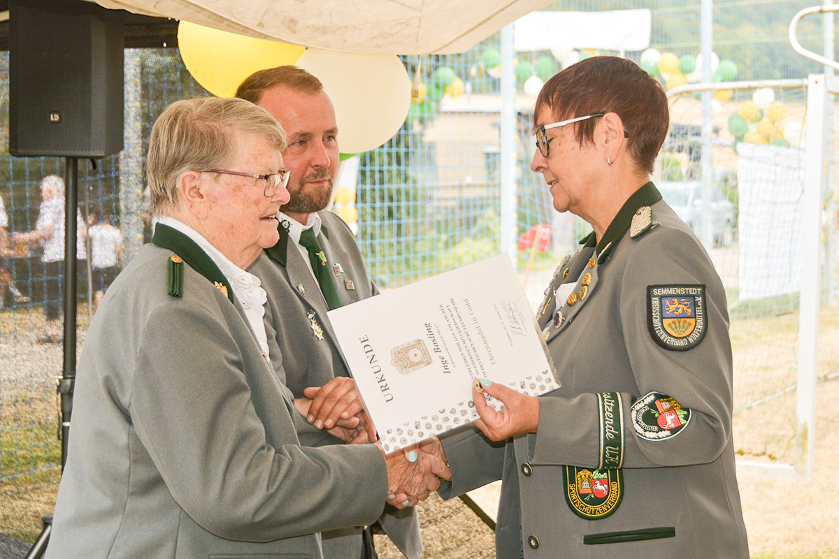 2.	Inge Bosling erhält Urkunde von Michaela Schulz.
