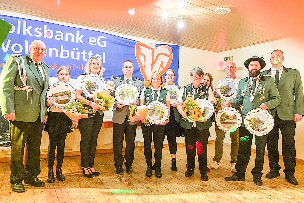 Majestäten (stehend von links): Ewald Wesche (Vorsitzender), Pia Rath, Daniela Rath, Renè Sandmann, Franziska Münnig, Emily Rath, Karola Zühlsdorf, Melanie Ehlers, Thore Ehlers, Nico Schubert und Benjamin Wiese (2. Vorsitzender).