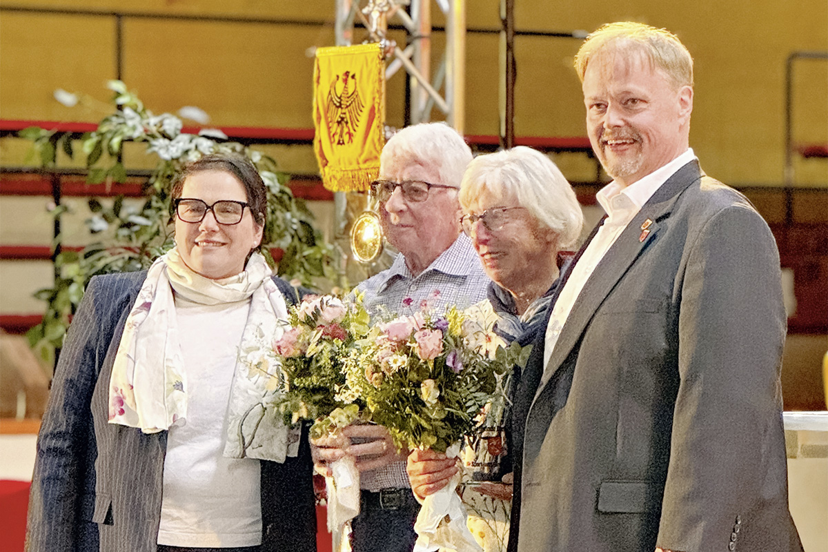 Ministerin Melanie Walter mit dem Ehepaar Klapproth bei der Ehrung für ihr Lebenswerk mit Bürgermeister Matthias Bludau