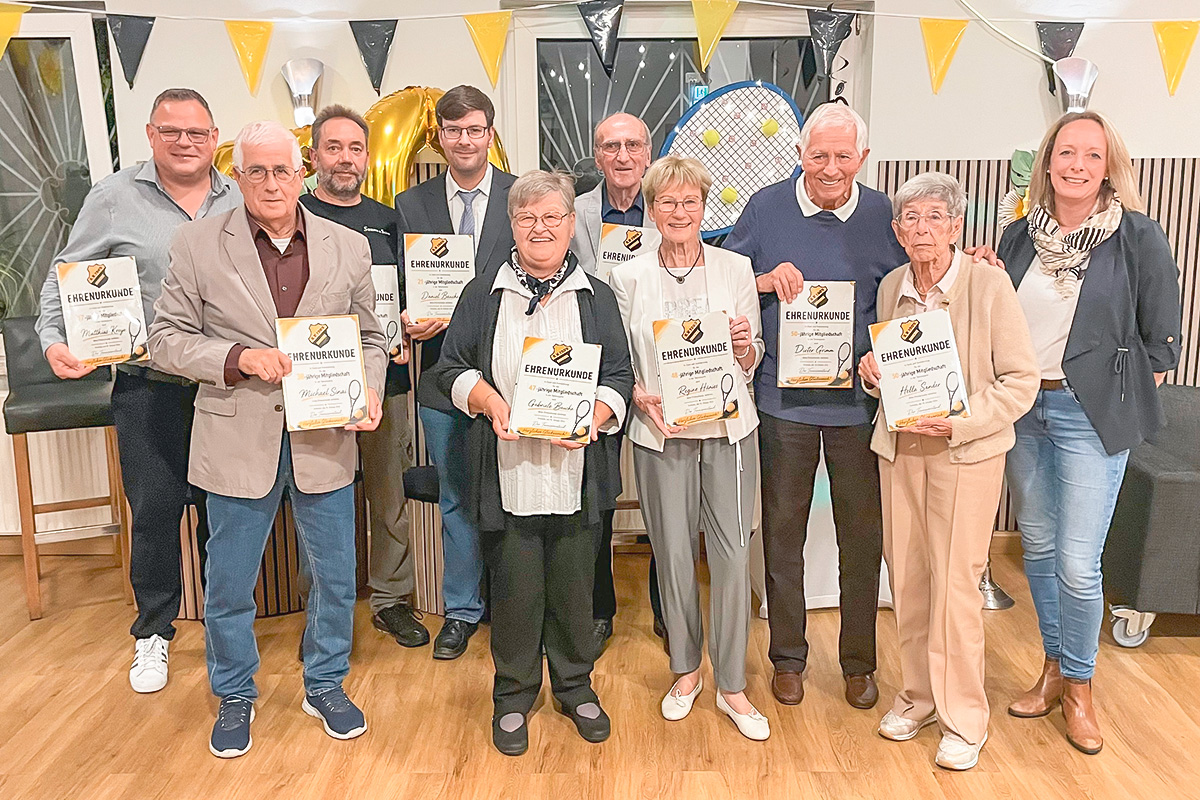 Die Geehrten (von links): Matthias Kreye(17), Michael Sinai (38) Mike Sterling (15), Daniel Bauche(21), Gabi Bauche (47), Heinrich Hänies(48), Regine Hänies(48), Dieter Grimm (50), Hella Sander (50) und die stellvertretende Vorsitzende Inga Diekmann.