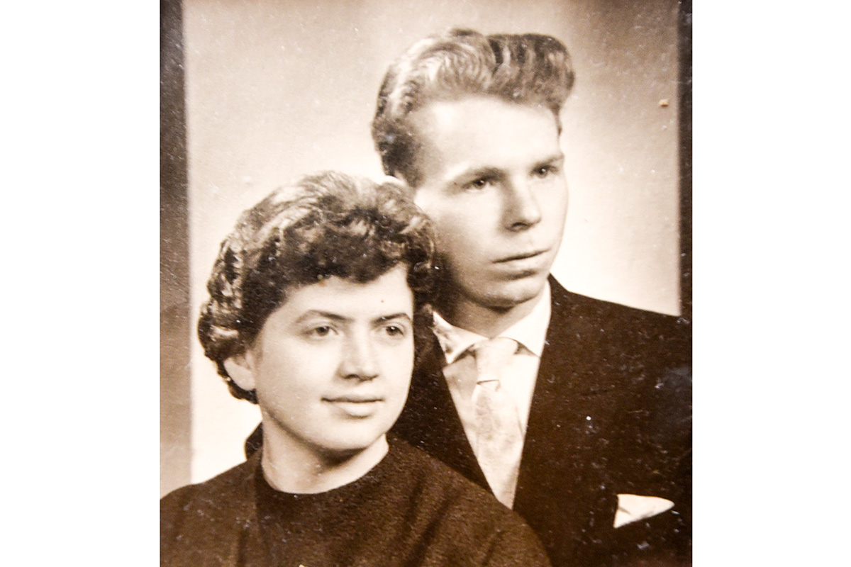 Ein nettes Erinnerungsfoto nach der Hochzeit vor 65 Jahren. 