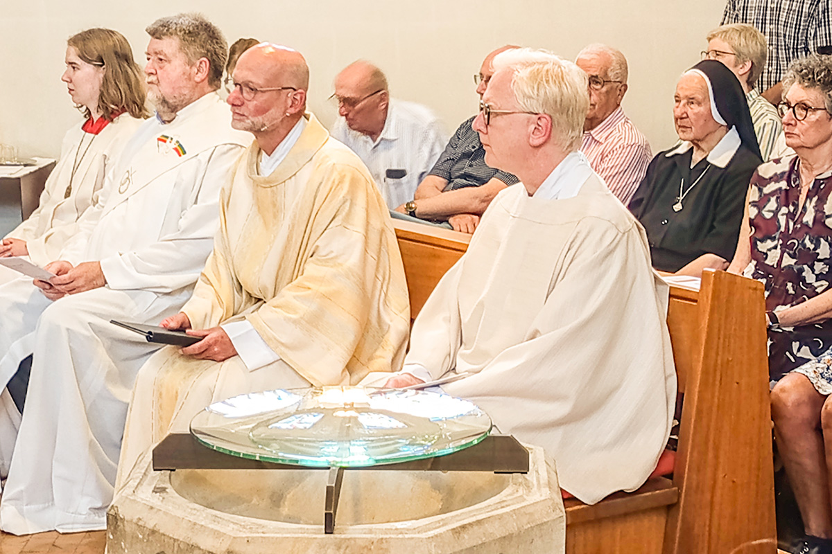 Von links:  Diakon Wilfried Otto, Pfarrer Roland Baule, Pfarrer Oliver Lellek, im Hintergrund Schwester Simona bei der Pfarrer Baule als Kind in den Kindergarten ging.