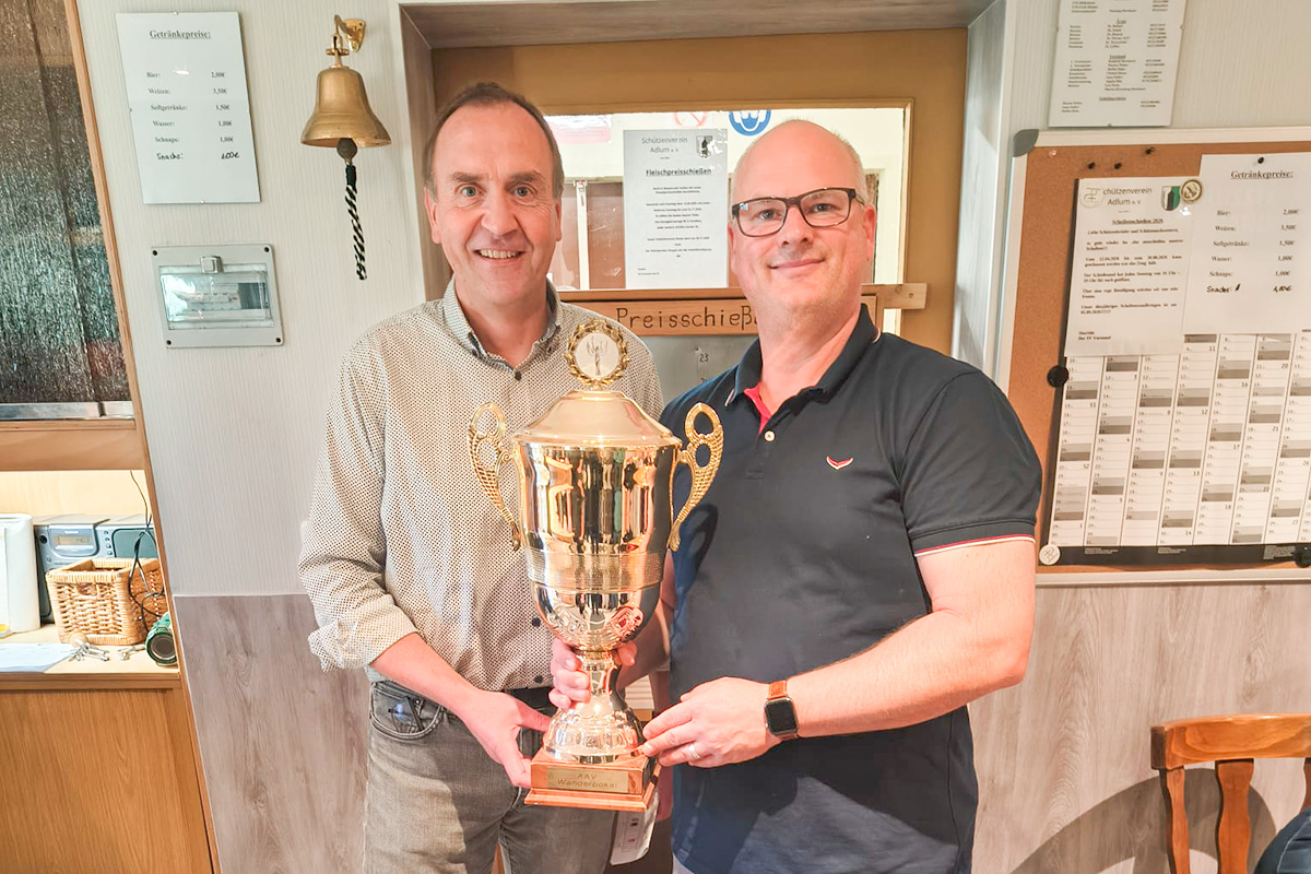 AAV-Vorsitzender Wolfgang Bruns überreicht den AAV-Pokal an Ortsbrandmeister Henning Hartmann.