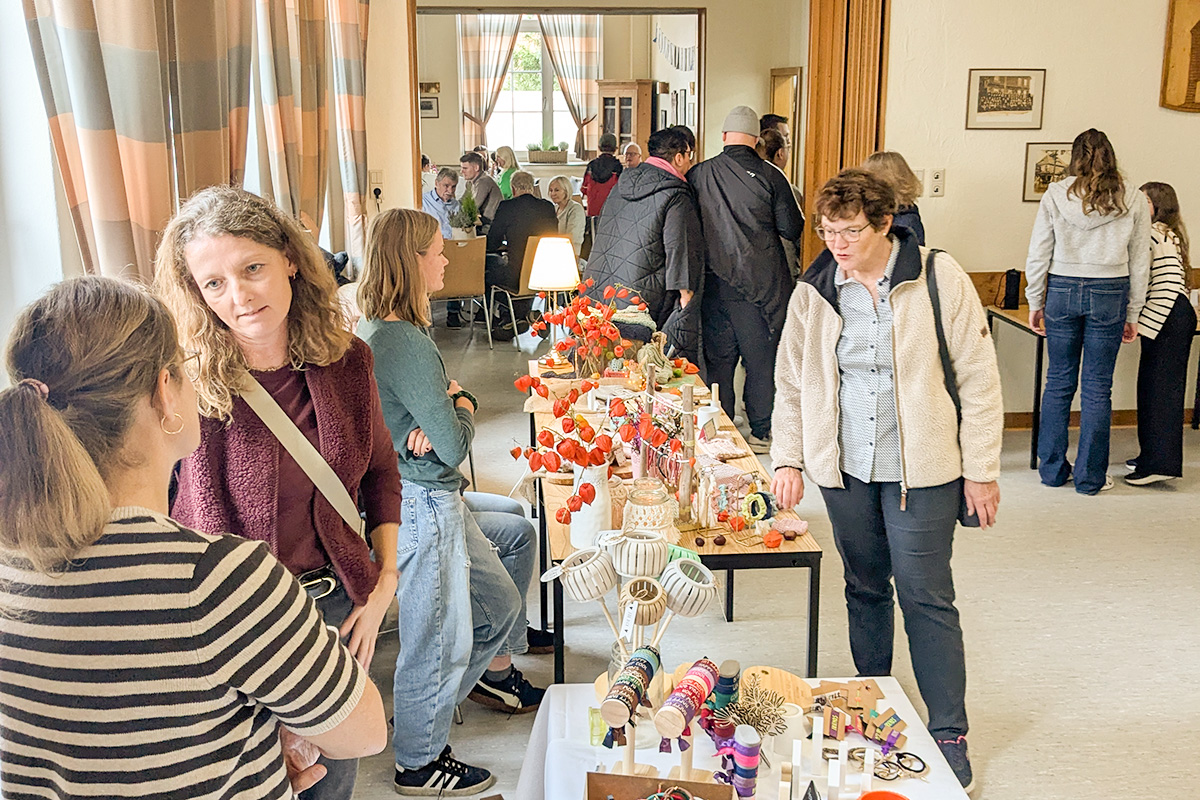 Viele Besucher kamen, um sich mit kleinen Geschenken oder Mitbringseln einzudecken.