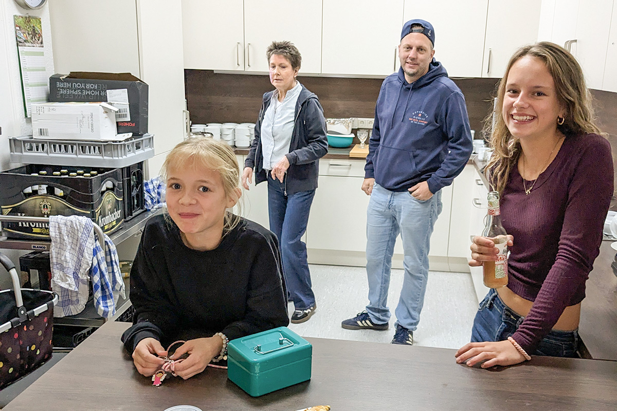 Sie sorgten in der Küche für Waffeln und Kaffee, Suppe und Getränken. Lena Ziaja, Marlies, Sebastian und Leni Hartmann.