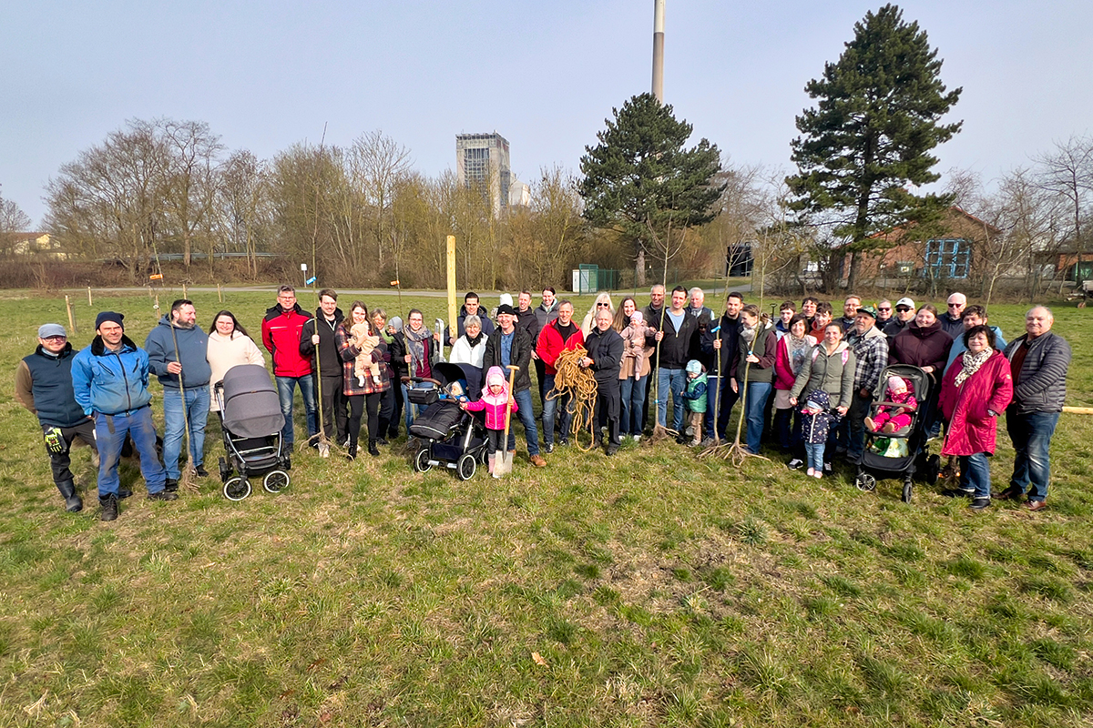 Alle Teilnehmer und Teilnehmerinnen bei der Mehrumer Pflanzaktion.