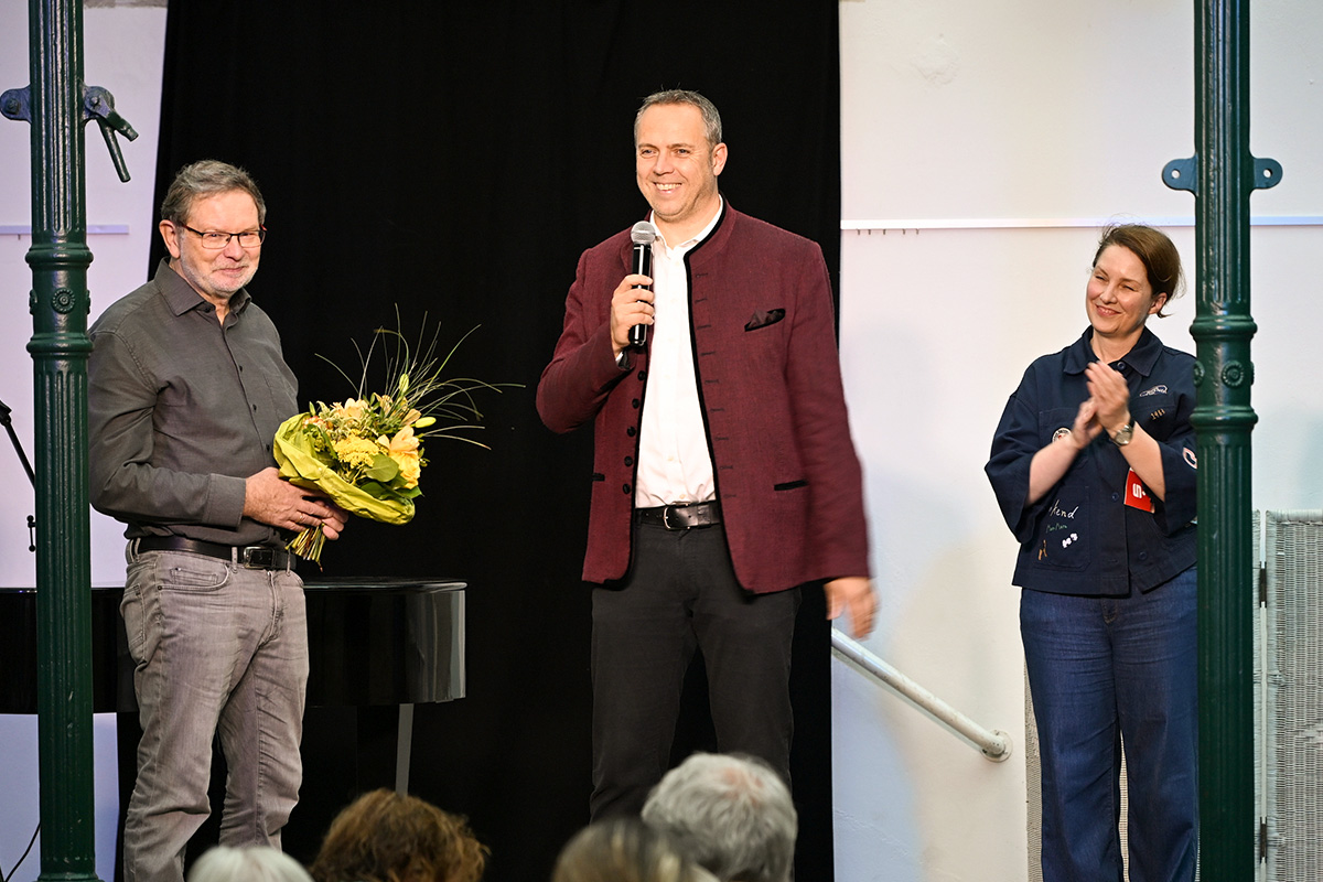 Bürgermeister Falk-Olaf Hoppe (Mitte) dankte Karl-Heinz Gleitz (links) für das Engagement des Gleitz Verlages für das Glashaus. Die Kulturbeauftragte Iris Königsdorff (rechts) freut sich ebenfalls über die Zusammenarbeit.