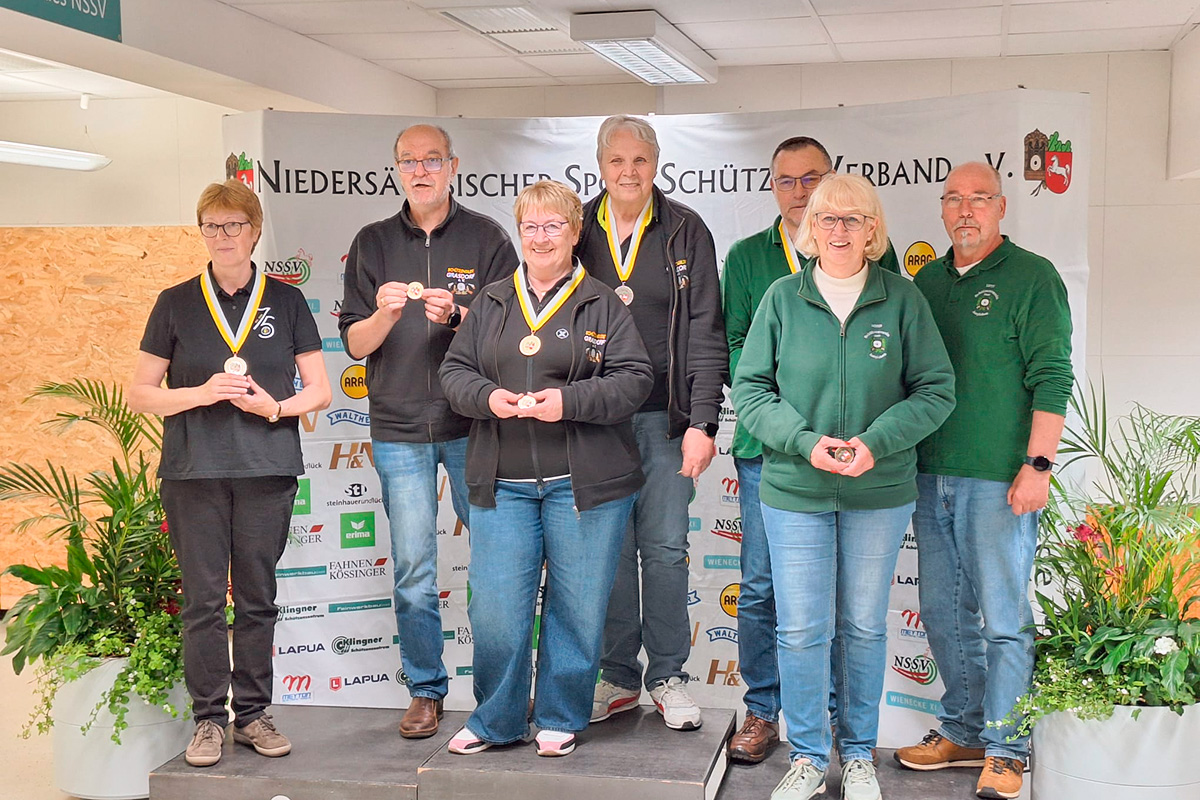 In der Mitte (auf dem 1. Platz), von links nach rechts Hubert Werner, Ilona Werner und Hans Otto Burmester.