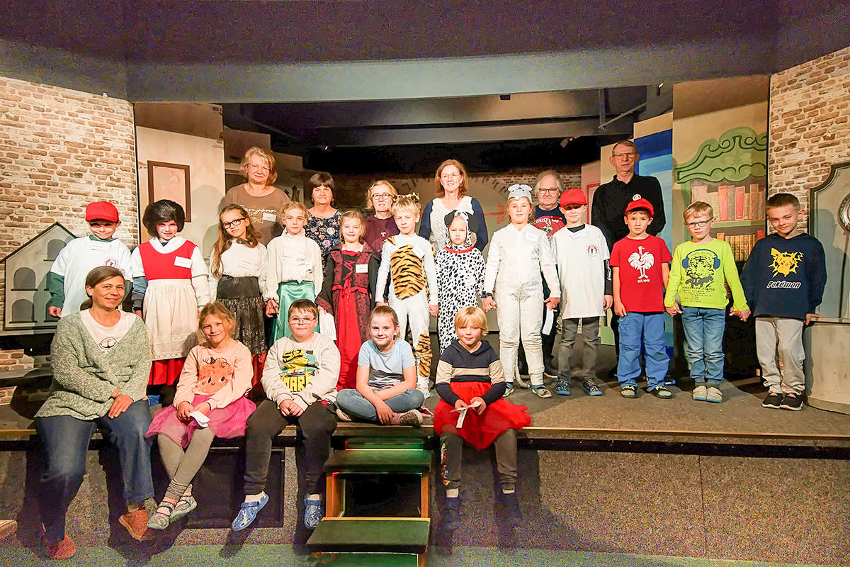 Gruppenbild mit Klasse 2b, Frau Duden die Lehrerin (links) und Firlefanztheater.