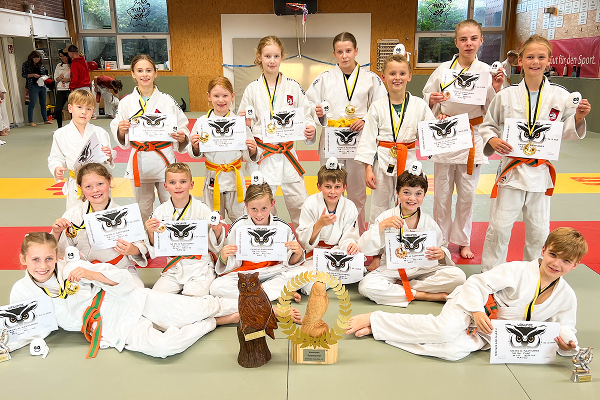Das erfolgreichste Team von Südniedersachsen mit altem und neuen Pokal.