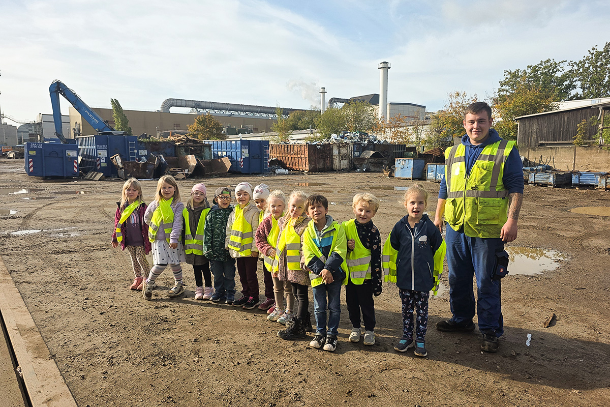 Kinder der AWO-Kita Oberg besuchen Struck-Recycling-Hof.