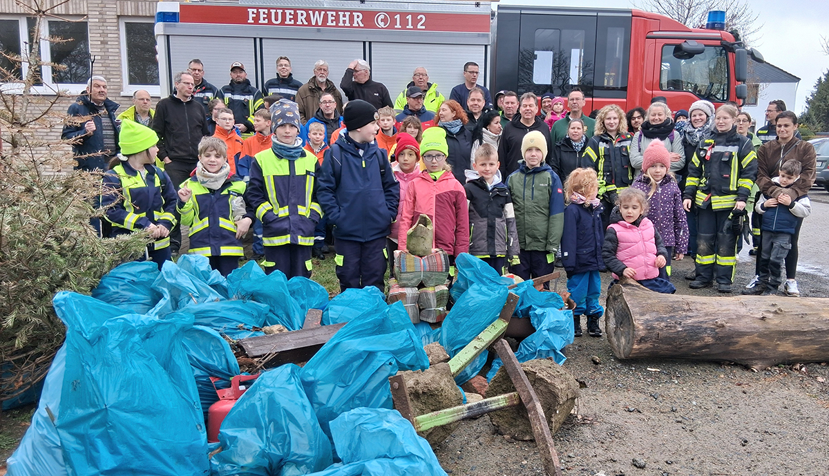 Über 60 Kinder und Erwachsene präsentierten abschließend ihre „Beute“ am Feuerwehrgerätehaus.