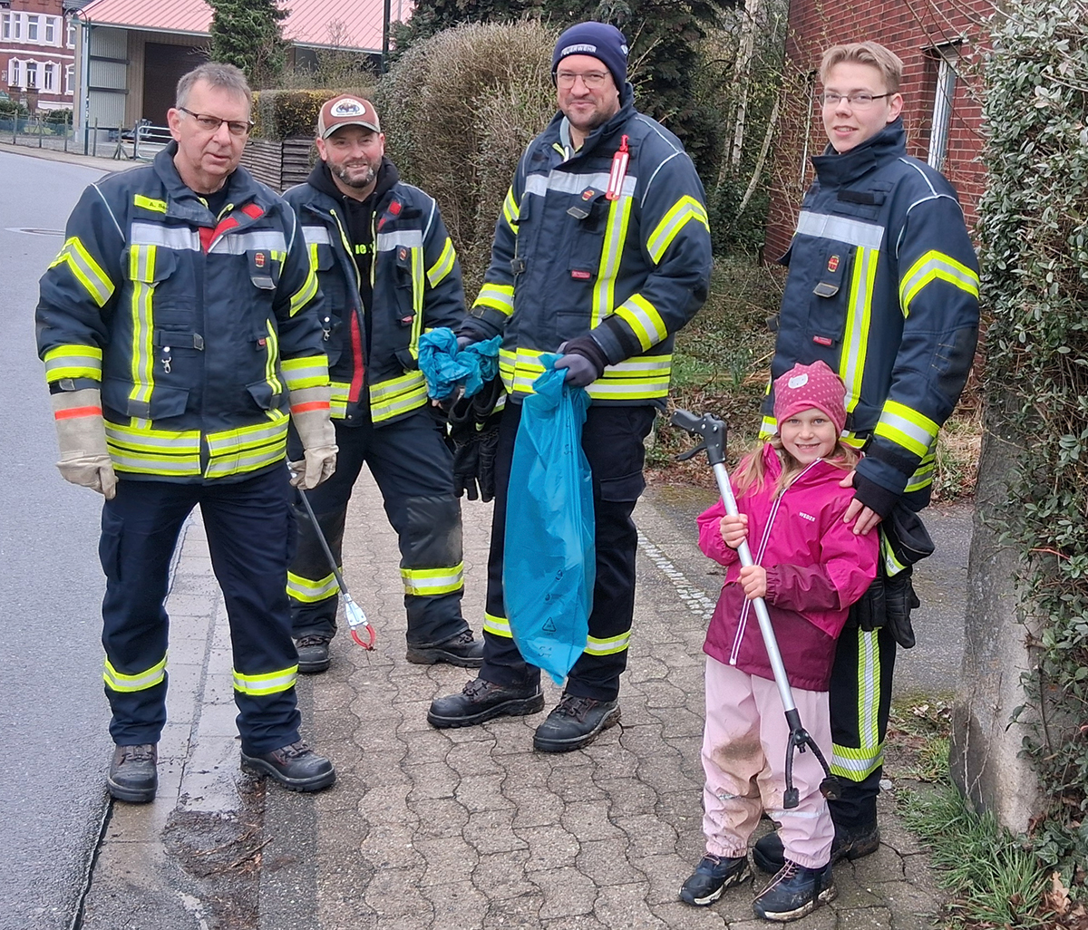 Wie dieser „Müllsuchtrupp“, streiften viele Bürger und Kinder mit Warnwesten am Samstag über Plätze, Straßen und Wege Woltwiesches, um Unrat zu sammeln.
