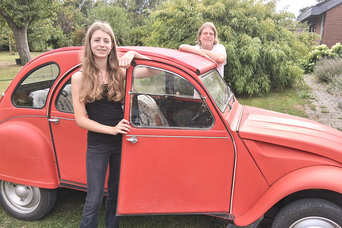 Noch muss Emma (14) auf den Beifahrersitz, denn am Lenkrad des Kultautos sitzt Vater Sven Frey.