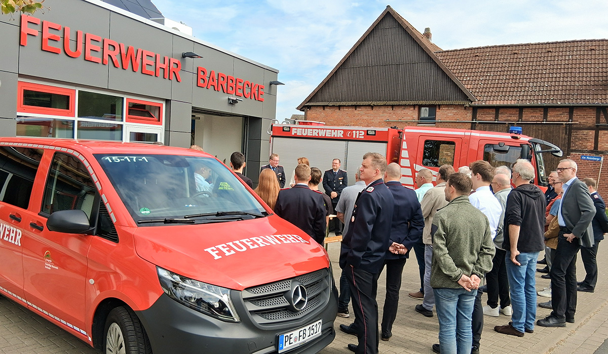 Mitten im Dorf Barbecke an der Hauptstraße, liegt das sanierte und erweiterte Feuerwehrhaus.