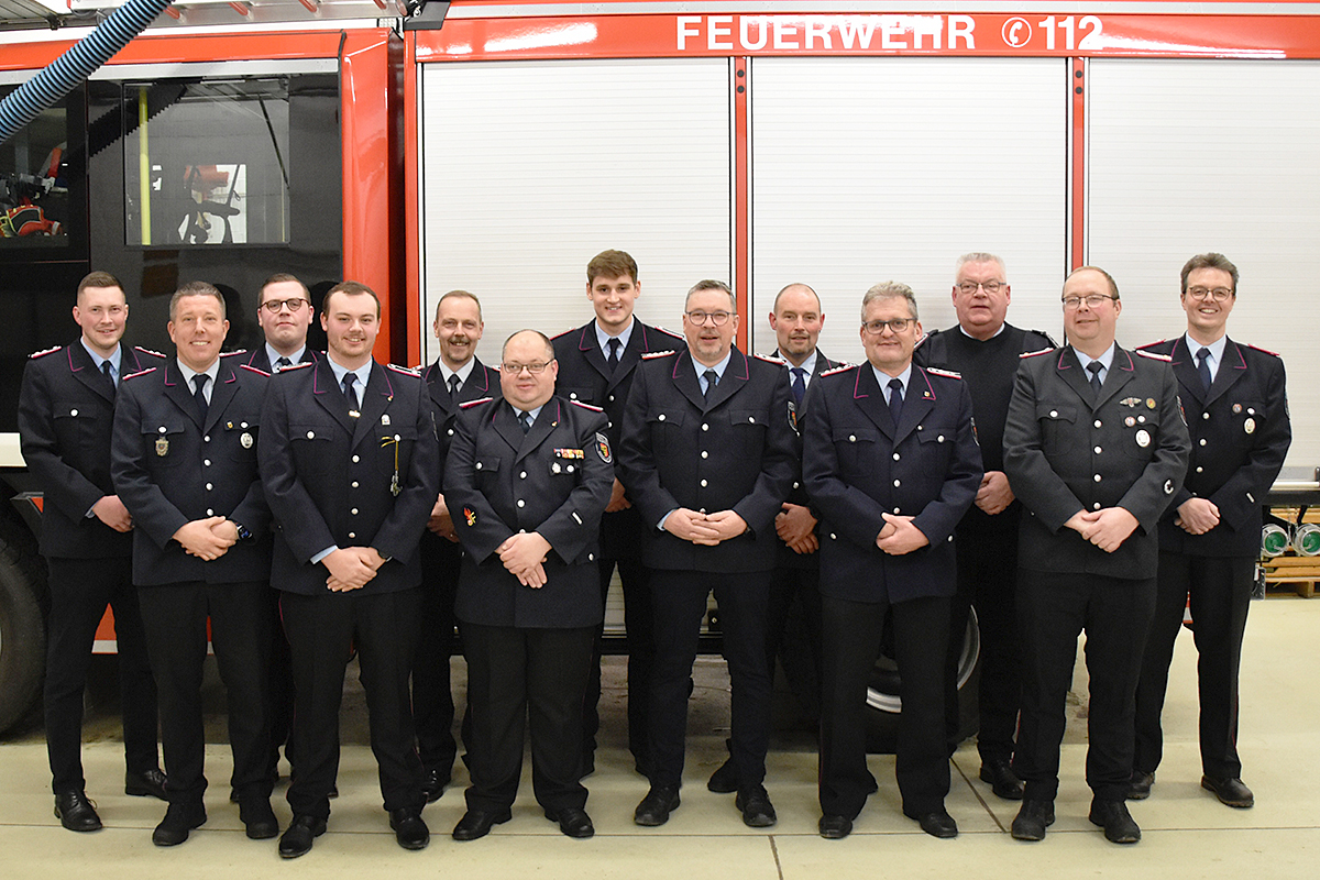 Die Beförderten und Geehrten am Hilfeleistungslöschgruppenfahrzeug HLF10 Schellerten in der Fahrzeughalle der Ortsfeuerwehr Schellerten (von links): Niklas Oehlke, Christian Rünker, Lars Kempe, Timon Wippich, Björn Ottleben, Daniel Wurzler, Malte Dettmer, Bernd Oehlke, Dirk Brunke, Jens Dörpmund, Dirk Humbert, Thomas Kison und Tobias Brunke.