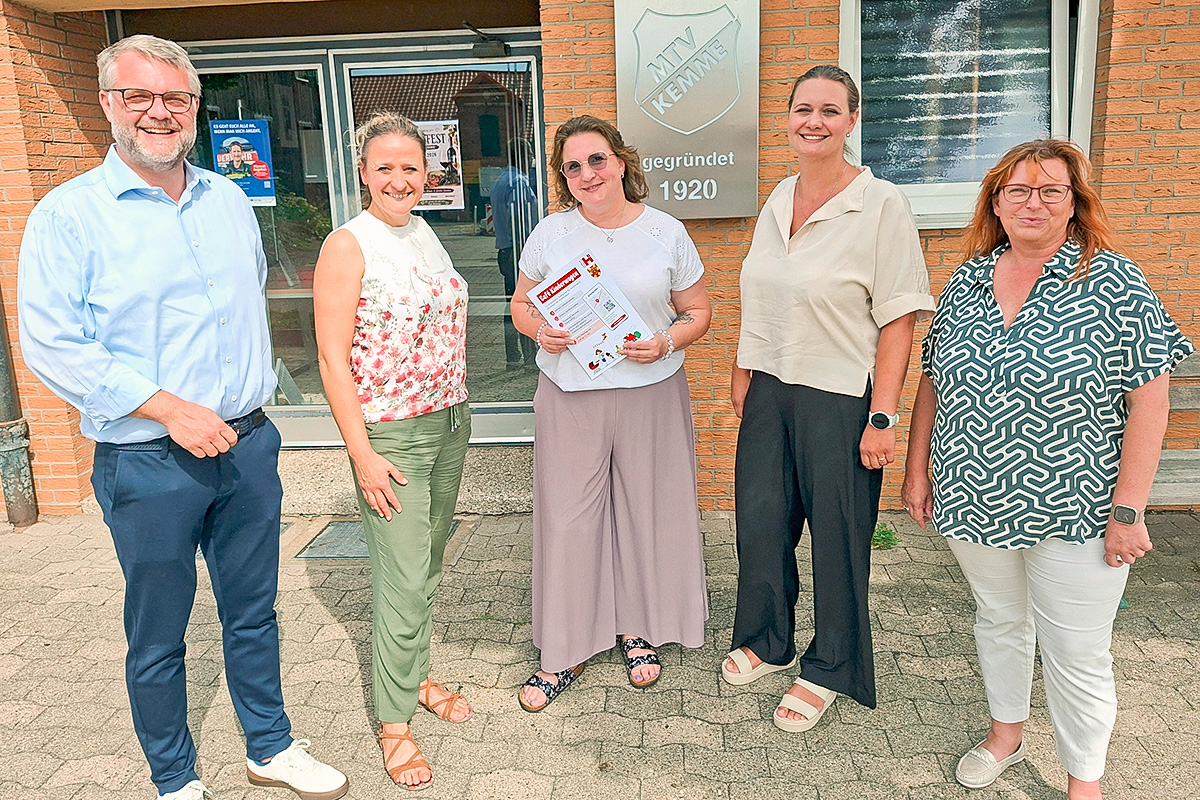 Von links: Fabian von Berg mit Julia Daseke, Maike Evers, Diana Umlauf und Nicol Boldt vor dem Eingang der Kemmer Turnhalle.