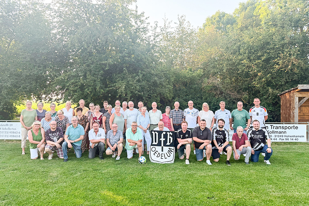 VfB Oedelum Mannschaft u Fans.