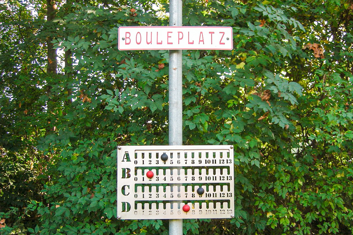 Zähltafel auf dem Bouleplatz.