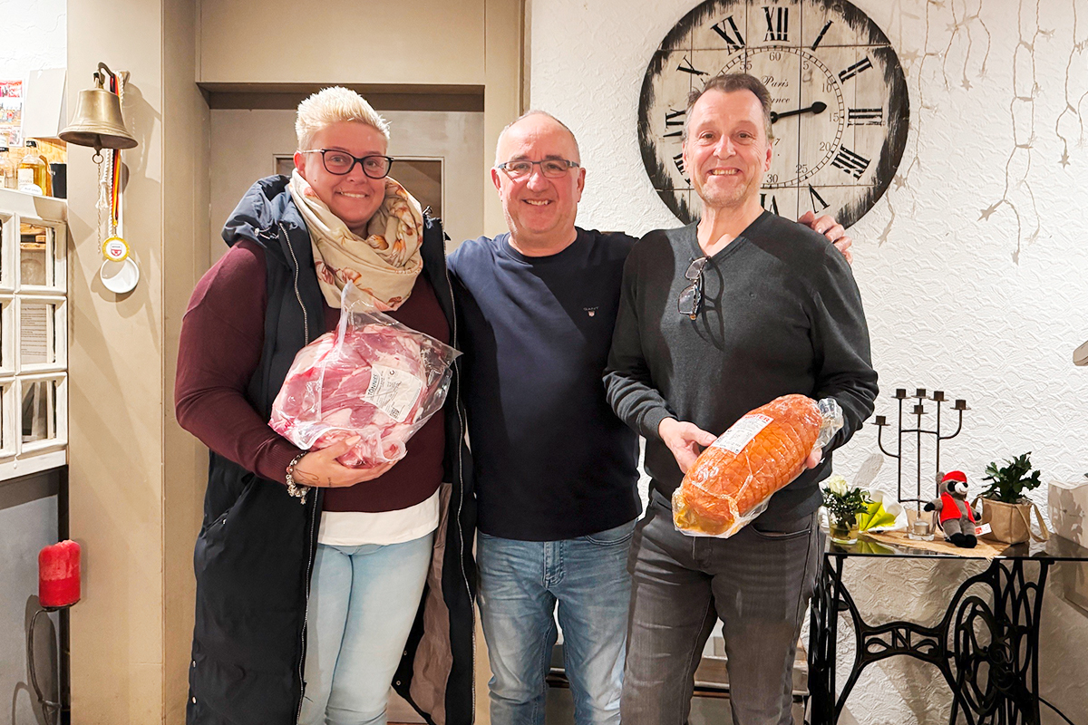 Marc Aumann (Mitte) gratulierte Steffi Beinhagen (links) und Henning Leder.