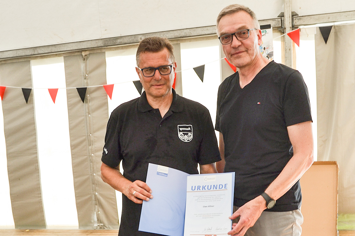 Dr. Stefan Rössig (rechts), Vorsitzender des Kreissportbundes Hildesheim, zeichnet Uwe Allner für sein langjähriges und vielseitiges ehrenamtliches Engagement im TuS Nettlingen aus.