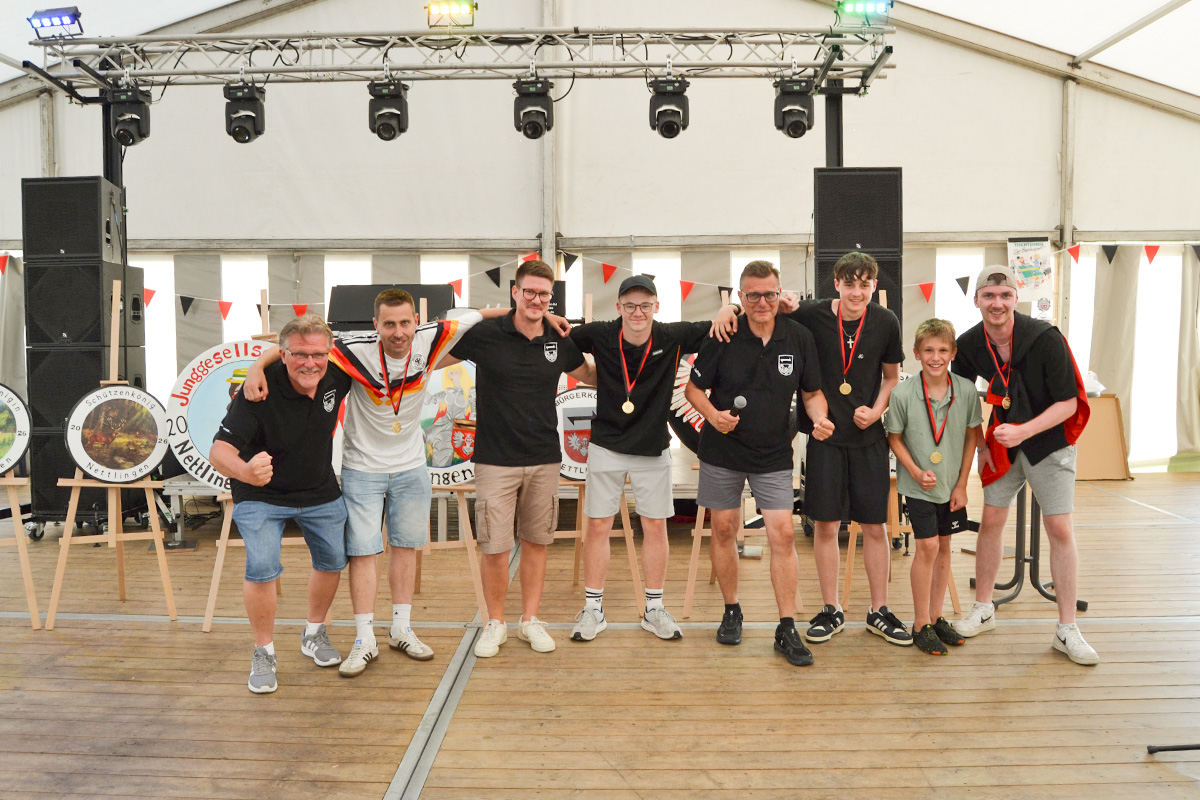 Großer Jubel bei „Klunkau Power“: Das Team setzte sich beim Human-Soccer-Turnier gegen 13 weitere Mannschaften durch und gewann den Jubiläumspokal.