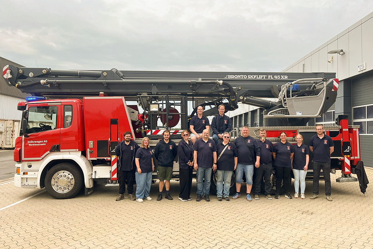 Kameradinnen und Kameraden der Freiwilligen Feuerwehr Bettrum vor der Teleskopmastbühne der Werkfeuerwehr Volkswagen AG Wolfsburg.