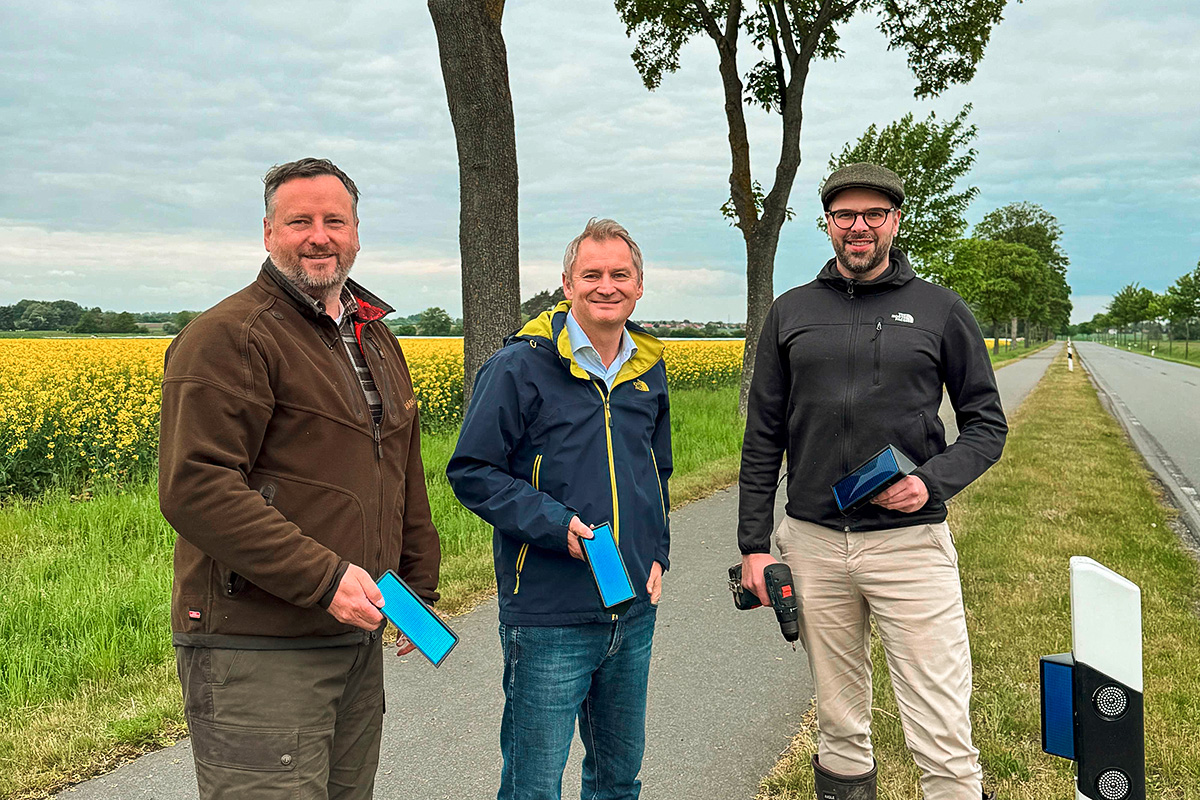 Marco Schmidt (Mitte), Vertreter der Öffentlichen in Wendeburg, übergibt 70 Wildwarnreflektoren für die K69 zwischen Meerdorf, Rüper und Wense, die Jagdpächter Markus Kobbe (links) und Maurice Debus