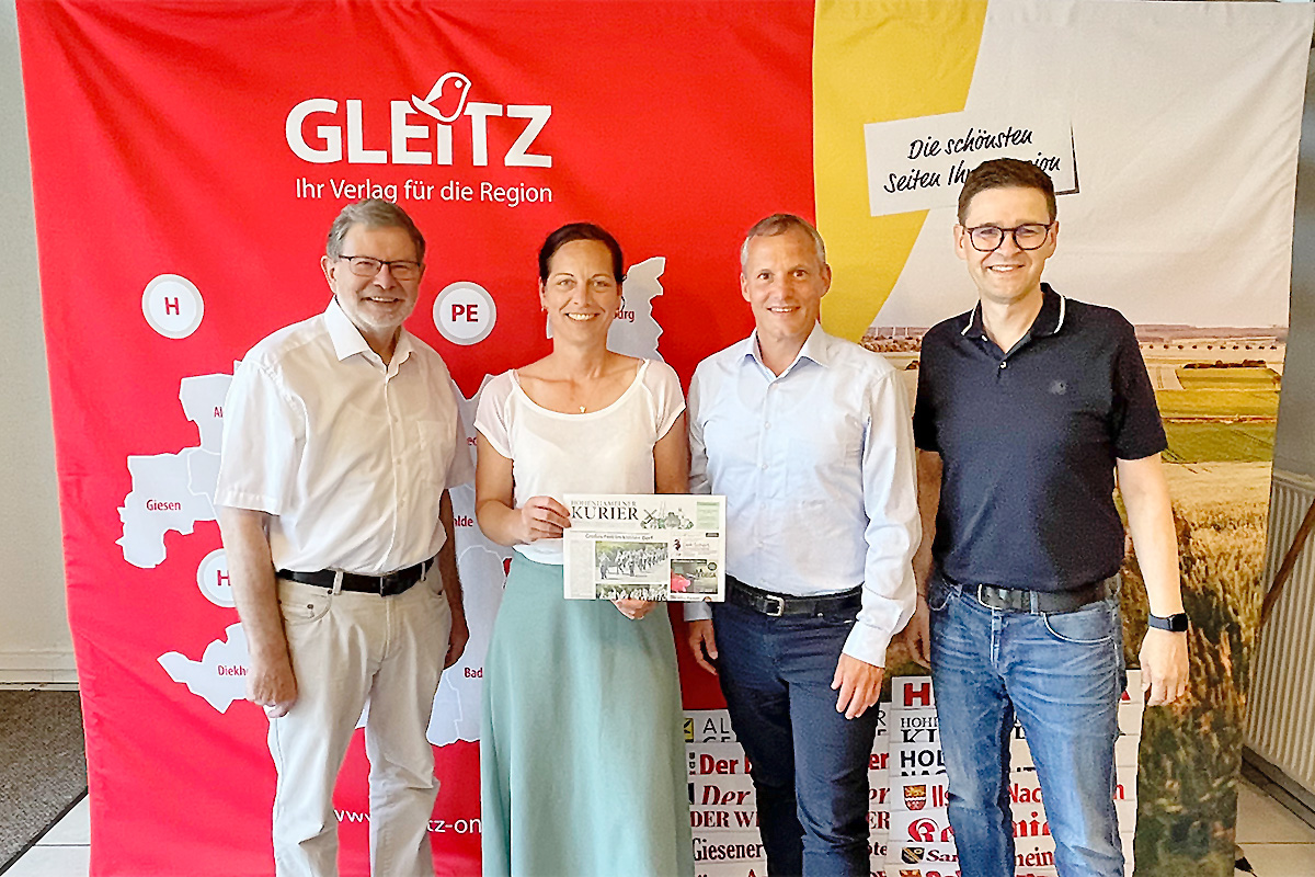 Zu Gast im Gleitz Verlag: SPD-Landratskandidatin Julia Semper und der Hohenhamelner SPD-Bürgermeisterkandidat Se­bastian Hebbelmann tauschten sich mit Geschäftsführer Karl-Heinz Gleitz (links) und Technik- und Produktionsleiter Oliver Kroll (rechts) über Kommunalpolitik, Medien und die bevorstehenden Wahlen aus.
