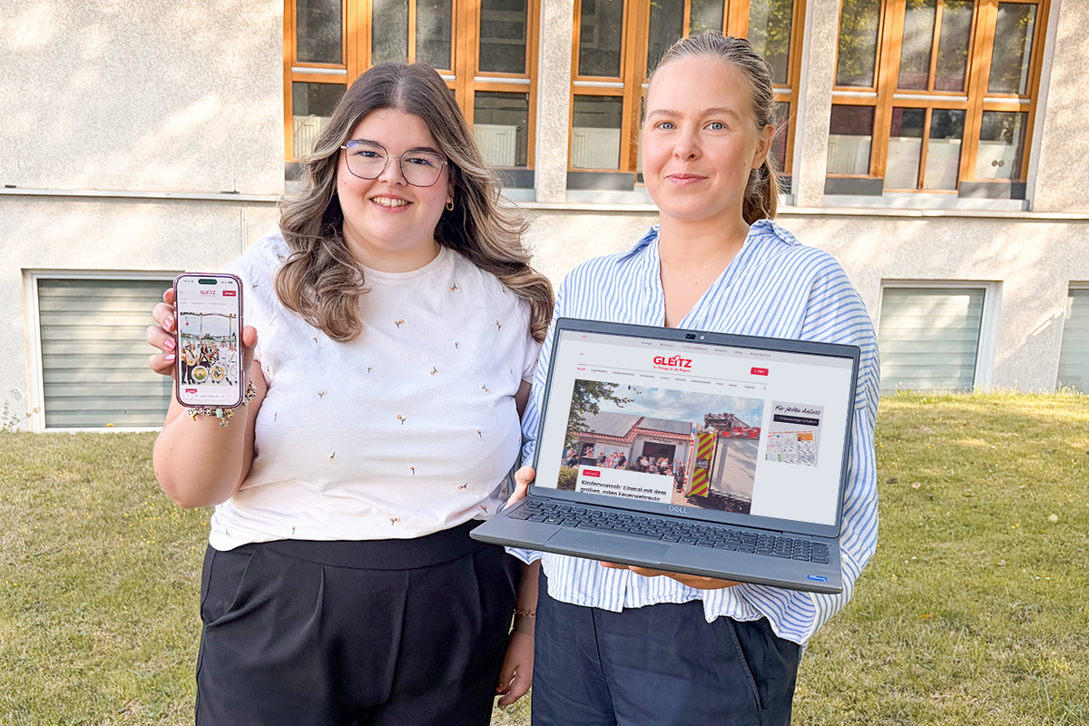 Daria-Sue Grabarek (links) und Julia Bartelt betreuen die neue Homepage des Gleitz Verlages und präsentieren die Startseite auf Laptop und Smartphone.