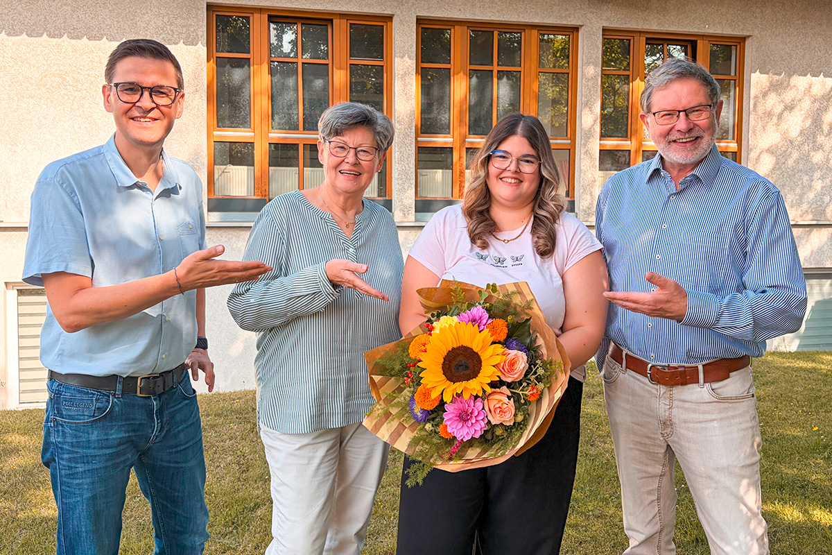 Seit zehn Jahren Teil des Gleitz-Teams: Zum Dienstjubiläum von Daria-Sue Grabarek gratulierten ihr Oliver Kroll, Else Pape-Gleitz und Geschäftsführer Karl-Heinz Gleitz herzlich. Daria-Sue Grabarek absolvierte ihre Ausbildung zur Mediengestalterin Digital und Print bereits im Gleitz Verlag und ist dem Unternehmen seitdem treu geblieben.
