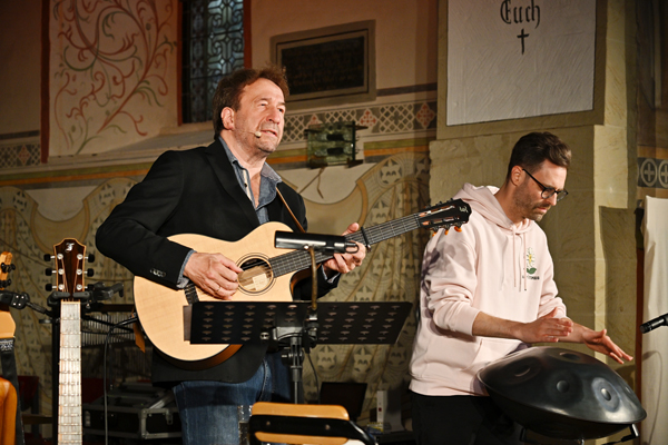 David Kandert begleitete Clemens Bittlinger bei einigen Liedern auf der Handpan.