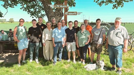Die Bewohner aus den drei Ortschaften freuten sich beim Handweisert-Fest über die gelungene Aufstellung der hölzernen Hände unter dem Ahorn in der Feldmark.