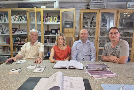 Im Ortsarchiv liegen zahlreiche Dokumente zur jahrhundertealten Emmerker Ortsgeschichte. Von links: Ortsbürgermeister Möller, Constanze Runge-Schmerbauch, Maik Schmerbauch und Ralf Wirries.
