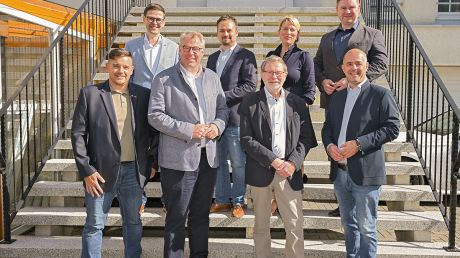 Tauschten sich in Nettlingen über zahlreiche kommunalpolitische und gesellschaftliche Themen aus (von links): Patrick Fölsch (Lengede), Oliver Kroll (Gleitz Verlag), Landratskandidat Carsten Lauenstein, Enrico Jahn (Vechelde), Karl-Heinz Gleitz, Manuela Schneider (Hohenhameln), Nils Neuhäuser genannt Holtbrügge (Ilsede) und Ingo Yazidi (Peine).