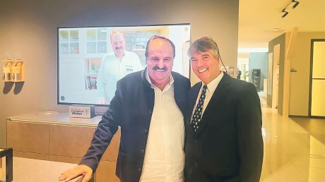 Persönlicher Austausch unter Küchenexperten: Dag Vornkahl (rechts) traf den Sterne- und Fernsehkoch Johann Lafer bei einem Kochevent in Rödinghausen. Die langjährige Partnerschaft mit Ballerina-Küchen und die Begeisterung für innovative Küchenlösungen boten reichlich Gesprächsstoff.