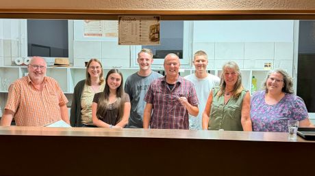 Das Team hinter dem Weinfest (von links): Thomas Jacobi, Jana und Laura Dombrowsky, Nils Lambrecht, Markus Stoll, Gregor Stoll, Ina Lege-Stoll, Betsy Saueressig. Es fehlen Dagmar Ramm und Doris Trampnau.