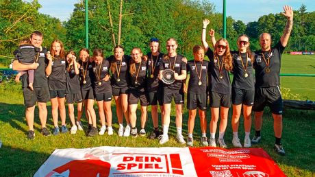Mit dem Meisterteller in den Händen bejubelten die Fußball D-Juniorinnen der JSG im Innerstetal auf dem Elber Berg in Groß Elbe ihren Gewinn in der Nordharzmeisterschaft zurecht.