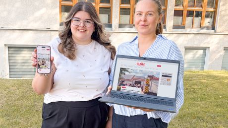 Daria-Sue Grabarek (links) und Julia Bartelt betreuen die neue Homepage des Gleitz Verlages und präsentieren die Startseite auf Laptop und Smartphone.