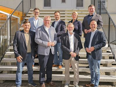 Tauschten sich in Nettlingen über zahlreiche kommunalpolitische und gesellschaftliche Themen aus (von links): Patrick Fölsch (Lengede), Oliver Kroll (Gleitz Verlag), Landratskandidat Carsten Lauenstein, Enrico Jahn (Vechelde), Karl-Heinz Gleitz, Manuela Schneider (Hohenhameln), Nils Neuhäuser genannt Holtbrügge (Ilsede) und Ingo Yazidi (Peine).