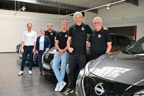 Startklar für die neue Saison: Die GRIZZLYS freuen sich über ihre neuen Nissan Jukes, die ihnen das Autohaus Tschesche für die kommende Spielzeit zur Verfügung stellt (von links): Dennis Tschesche, Vanessa Persson, Ilja Ivanov, Jan Röling, Cody Kessel und Konrad Nave.