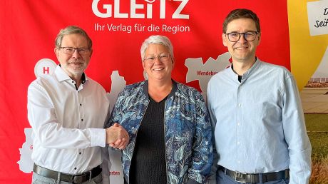 Die Freude über den Start der neuen Zeitung für die Gemeinde Nordstemmen ist groß: Geschäftsführer Karl-Heinz Gleitz (links), Bürgermeisterin Nicole Dombrowski sowie der Technische Leiter Oliver Kroll setzen auf eine vertrauensvolle Zusammenarbeit und eine starke lokale Berichterstattung mit aktuellen Informationen für die Bürgerinnen und Bürger vor Ort.