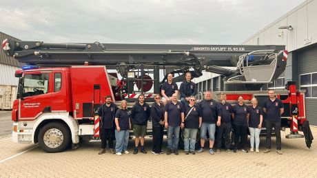 Kameradinnen und Kameraden der Freiwilligen Feuerwehr Bettrum vor der Teleskopmastbühne der  Werkfeuerwehr Volkswagen AG Wolfsburg.
