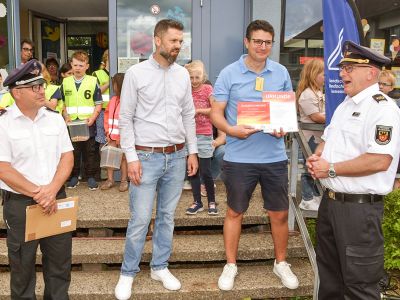 Von rechts: Heiko Bartels überreichte die Urkunde und das Ehrenschild an Schulleiter André Hollemann im Beisein von Marcel Litfin und Stefan Behme.
