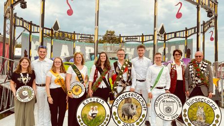Die neuen Solschener Majestäten (von links): Jugendkönigin Sophia Buchholz mit Felix Buchholz, Sunflowers-Königin Cara Strube mit Lara Fuß, Damenkönigin Anastasia Toulainov und Junggesellenkönig Tobias Bähr, Jubiläumskönig der Junggesellschaft Robert Kaune mit Ole Hülsing, Bürgerkönig Jürgen Lücke mit Ehefrau Anja.