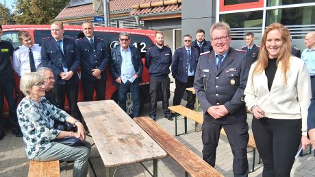 Bürgermeisterin Maren Kleinschmidt eröffnete das neue Feuerwehrgerätehaus in Barbecke mit Ortsbrandmeister Sven Cleve vor zahlreichen Gästen aus Politik, Wehr und Verwaltung.